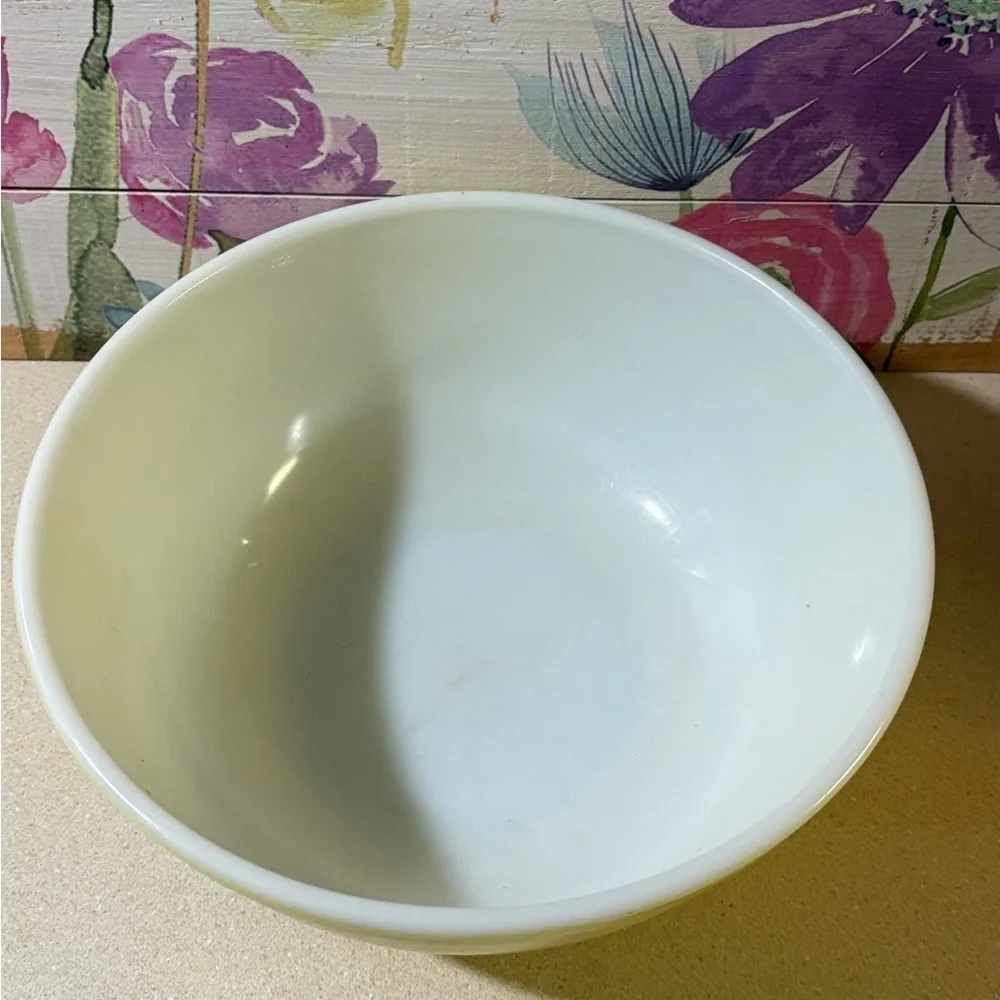 Vintage Pyrex Yellow 4 Quart Bowl